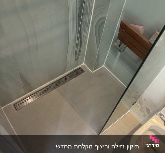 מקלחת עם ראש טוש, ניקוז מתכת וזכוכית